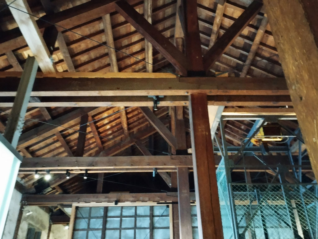 西繭倉庫の挟み梁とトラス構造