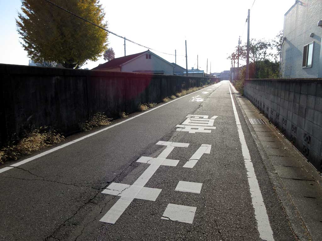 日本化薬の周りを取り囲む古い塀